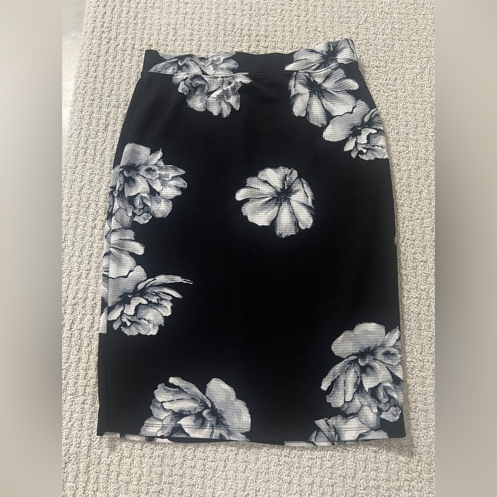 Iris Black and Gray Floral Pencil Skirt